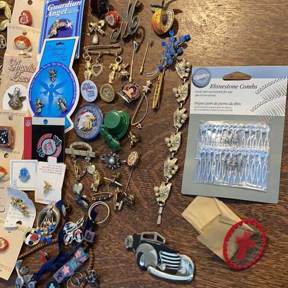 Huge lot of assorted estate sale ladies/girls jewelry, pins, pendants, earrings+ - Picture 7 of 12